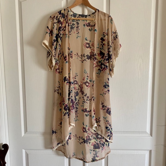 Chic Happens Kimono/Coverup - Picture 1 of 4